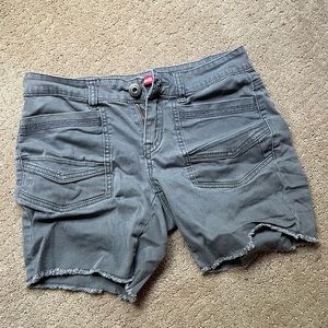 Grey shorts with layered pocket